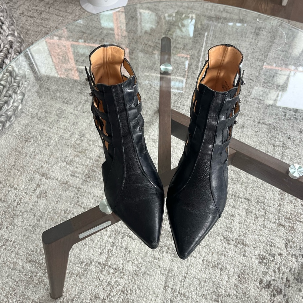 John Fluevog Truth Bekkie Black 
Strappy Leather Gorh Designer Ankle Boots Sz 8 - Picture 6 of 17